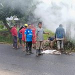 Babinsa Bukit Intan Gotong Royong Wujudkan Lingkungan Bersih Bersama Warga Desa Binaan