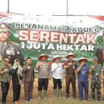 BANGKA, Bakam – Polres Bangka bersama Forum Koordinasi Pimpinan Daerah (Forkopimda) Bangka dan PT Gunung Maras Lestari (PT GML) menggelar kegiatan penanaman jagung serentak di Desa Mangkak, Kecamatan Bakam, Kabupaten Bangka,