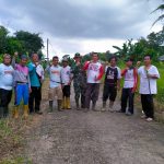 Selalu ikut serta dalam setiap gotong royong merupakan cara babinsa koramil 413-04/Mendo barat semakin solid dengan warga binaan 