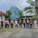 Maman Herwaman Beserta Jajaran Pegawai melaksanakan kegiatan gotong royong dalam rangka membersihkan dan Menata Lingkungan