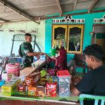 Jaga Keakraban, Babinsa Srimenanti Laksanakan Komsos di Warung Warga