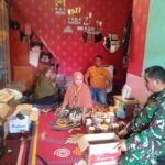 Babinsa Dampingi Pendistribusian Bantuan kepada Warga Terdampak Abrasi Sungai di Batang Anai