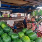 Jaga Kemanunggalan TNI-Rakyat, Babinsa Tamansari Jalin Komunikasi Sosial dengan Pedagang Buah