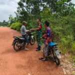 Babinsa Kelurahan Srimenanti Ajak Warga Jaga Kebersihan dan Keamanan Melalui Komsos