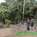 Babinsa Sungailiat Gelar Komunikasi Sosial, Monitoring Pemulihan Pascabanjir di Sinar Jaya