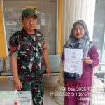 Babinsa Kemuja Dampingi Warga Urus Akta Kelahiran di Kantor Dukcapil Bangka