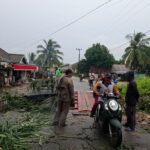 Polsek Jebus Polres Bangka Barat Bangun Jembatan Darurat dalam 5 Jam, Pastikan Akses Warga Tetap Terhubung