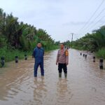 Polsek Jebus Polres Bangka Barat Bantu Warga Terdampak Banjir dan Kerusakan Infrastruktur