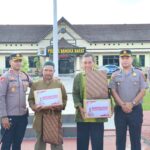 Kapolres Bangka Barat Beri Penghargaan kepada Warga Penemu Granat di Kampung Tanjung