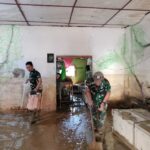 Babinsa Koramil 07/Pauh Kambar Bantu Warga Bersihkan Rumah Pasca Banjir