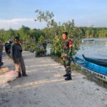 Komsos di Perairan Pantai Bembang, Babinsa Jebus Perkuat Komunikasi dengan Nelayan